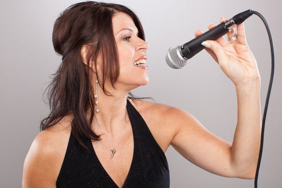 Irene Zwahlen ist die Sängerin mit der samtig tiefen Stimme.......