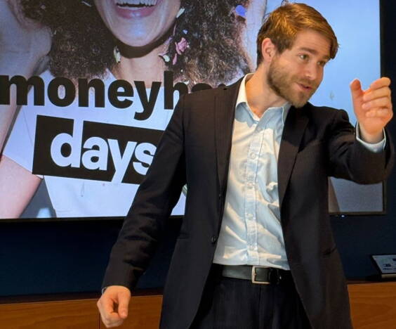 Elijah- Moderator Moderation in drei Sprachen Elijah ist die richtige Wahl, wenn es um Themen aus der Wirtschaft, Politik, Wissenschaft und dem Sport geht. Ob Firmenanlass, Produktpräsentation oder Sportveranstaltung, der Moderator führt gekonnt und präzise durch Ihre Veranstaltung - und das in Deutsch, Französisch oder Englisch. Da er auch Erfahrung als Schauspieler und Stand-Up-Comedian hat, sind seine Moderationen mit viel Sprachwitz gewürzt. Er findet zu jedem Menschen und jedem Anlass die passende Kommunikationsart und schafft es, das Publikum in seinen Bann zu ziehen. Gerne Offerieren wir Ihnen auf Anfrage denn Moderator.