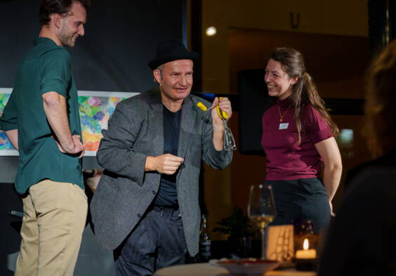 Shorty - Comedy - Magier Shorty kommt mit Frecher, witziger Zauberei, wie man sie kennt, aber   dennoch nie gesehen hat. Vergessen Sie den Satz: Ziehen sie eine Karte! Bei Shorty zieht sich die Karte von selbst! Alltägliche Gegenstände verlieren in den Händen von Shorty ihre Bedeutung und trotzen jeder Logik. Was gerade   noch da war, verschwindet, und auch nach längerem Suchen ist der Bräutigam unauffindbar. Charmante Tischzauberei oder Bühnenshow unter Ihren Gästen oder   Bühne. Er versteht es, das Publikum in massloses Staunen zu versetzen und Ihren Gästen ein Lächeln auf das Gesicht zu zaubern.