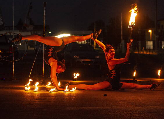 Fire in the AirLuftakrobatik mit viel Feuer. Die exklusive Mischung von Luftakrobatik und Feuershow. Eine Originelle Fusion aus Pyroeffekte , Akrobatik und Brennbare Objekte in der Luft. Dauer ca. 10-15 Minuten. «Brennende Feuerschrift»:  Ihre Persönliche Nachricht. Brennende Schriften, Zahlen und Logos!  Wünsche sie noch eine persönliche Botschaft, ein auf sie massgeschneidertes Bild oder ein Brennendes Herz? Schnecken sie noch etwas eigenes als tolles Finale für eine Feuershow! Dauer ca. 3 - 4 Minuten.      