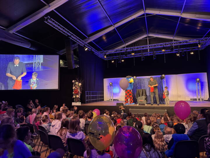 Seine Zuschauerinnen und Zuschauer bezieht Daniel gerne in seine Show mit ein. Dabei ist Vorsicht geboten: Seine Tricks verpackt er gerne in eine humorvolle Geschichte, von der maximal die Hälfte stimmt - die Frage ist nur, welche Hälfte.