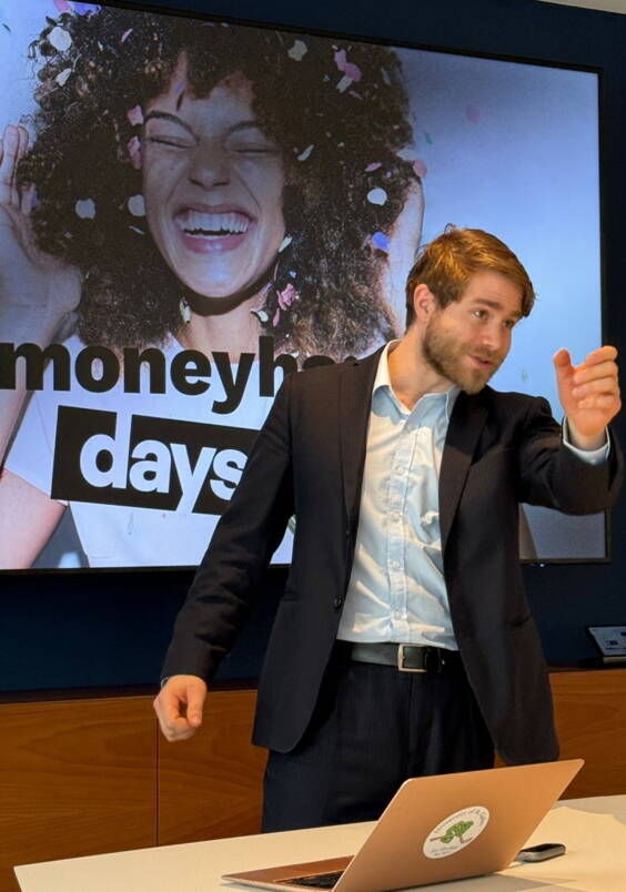 Mit seinem grossen Wissen und seiner vielseitigen beruflichen Erfahrung findet der Moderator Zugang zu einem breiten Publikum.