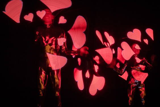 Das hat die Welt noch nicht gesehen das LED Hoverboard Duo,  vereint Theater, Multimedia und Artistik zu einem einzigartigen Bühnenspektakel. Eine raffinierte artistische Show. Die Show überlistet die Sinne, das Auge lernt anders zu sehen und der Verstand neu zu denken. Die verblüffenden Kunststücke begeistern mit höchster Präzision und augenzwinkernden Einfällen.Alle Highlights des Duos von Akrobatik, Hoverboard, Fass und Einrad in einer humoristischen Show von ca. 30 Minuten. Mit dieser Show wurde das Duo am grössten Comedyfestival der Welt in Montreal, Kanada engagiert und gewann in Japan am Daidogai-Festival Shizuoka den Publikumspreis.Das Programm kann auch auf Französisch, Italienisch und Englisch gespielt werden.Das Duo auf eine langjährige erfolgreiche künstlerische Laufbahn: Zahlreiche Auszeichnungen, sieben gemeinsame Jahre und über 700 Auftritte mit ihrer Show “Stage TV” im In- und Ausland zeugen von ihrem Renommee.Auftrittslängen: Gala - 10 Minuten, Gala - 20 Minuten mit Akrobatik, Gala - 20 Minuten mit Vertikaltuch, Festivalversion - 60 Minuten, Abendfüllendes Programm - 90 Minuten