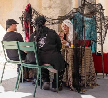 Plötzlich wollen die anderen sich dann auch die Karten Legen lassen. Wir haben schon einige male erlebt das Gäste der Hellseherin Irina nach einem Auftritt noch nachgesprungen sind nur weil Sie sich die Karten auch noch legen lassen wollten. 