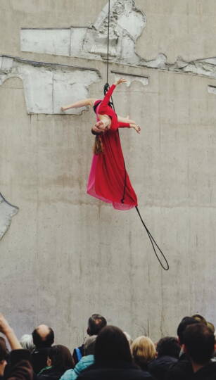 Es können mehrere Vorstellungen hintereinander gebucht werden. Pro Tag sind maximal zwei Vorstellungen möglich. Gagen und Materialaufwand sind abhängig von der Anzahl der Vorstellungstage. Vertical Dance Performances können bei jedem Wetter statt finden. Ausgenommen: Sturm ab Windstärke 6 (39-49km/h), starke Gewitter mit Blitz sowie durchgehender Starkregen. 