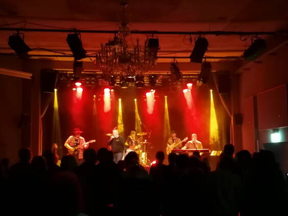 Die Band Supersonic, die Coverband für Blues, Rock und Funk, spielt Klassiker von A wie Aerosmithbis Z wie ZZ Top und zwar immer mit Ueberschall!Wer unsere Liebe für die schnellen Rhythmen und treibenden Sounds der 60er bis 90er teilt und dazu auch noch eine energiegeladene Show erleben möchte, kommt bei Supersonic garantiert auf seine Kosten. Die Show begeistert durch Präzision, Virtuosität und der Interaktion mit dem Publikum. Groove der in die Beine geht und die Songs zum Schwingen bringt!Ehrliches Handwerk, eine unverbrauchte Spielfreude und eine riesige Portion Herzblut fliessen in den knackig, präzisen Sound von Supersonic. Supersonic ist die ideale Wahl für jeden Event!Unser Repertoire von 120 min. kann in max. 3 Sets an einem Abend aufgeteilt werden. Je nach Anlass und Wunsch des Kunden.