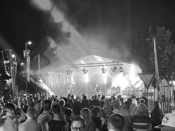 Die Band Supersonic, die Coverband für Blues, Rock und Funk, spielt Klassiker von A wie Aerosmithbis Z wie ZZ Top und zwar immer mit Ueberschall!Wer unsere Liebe für die schnellen Rhythmen und treibenden Sounds der 60er bis 90er teilt und dazu auch noch eine energiegeladene Show erleben möchte, kommt bei Supersonic garantiert auf seine Kosten. Die Show begeistert durch Präzision, Virtuosität und der Interaktion mit dem Publikum. Groove der in die Beine geht und die Songs zum Schwingen bringt!Ehrliches Handwerk, eine unverbrauchte Spielfreude und eine riesige Portion Herzblut fliessen in den knackig, präzisen Sound von Supersonic. Supersonic ist die ideale Wahl für jeden Event!Unser Repertoire von 120 min. kann in max. 3 Sets an einem Abend aufgeteilt werden. Je nach Anlass und Wunsch des Kunden.