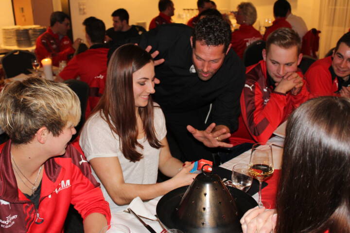 Bühnenshow - Vorhang auf, Showtime!Zauberer Daniel, nicht der Mann im Glitzerkostüm mit großen Zauberkisten, Hase im Zylinder, verschwindenden Elefanten (er zaubert nämlich vegan), sondern der sympathische Kerl von nebenan, der mit einer gehörigen Portion Wortwitz und Situationskomik sein Publikum begeistert und verblüfft. Bei Zauberer Daniel dürfen Sie immer nur die Hälfte glauben – die Frage ist… welche Hälfte! 