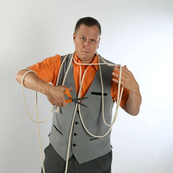 Statt mit großer Kellen serviert Ihnen Roger Magische Leckerbissen in erlesenen, geschmackvollen Häppchen. Umrahmt von Lebensgeschichten zeigt Ihnen der versierte Zauberer starke Effekte mit Karten, Seilen, Münzenund Alltagsgegenständen – ergänzt durch mentale Experimente. Seine Shows sind interaktiv gestaltet: Das Publikum ist aktiv beteiligt, die Zauberei geschieht vielfach in Zuschauerhand. 