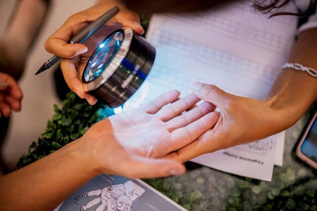 Handlesen - Handanalyse - Mache deinen Event unvergesslich Kein Hokuspokus – sondern echtes Interesse und wertschätzende Begegnungen.​​​ Was Gäste erwartet: Kurze, persönliche Handanalysen (7–10 Minuten) Mit Feingefühl, Humor und psychologischer Tiefe Auf Wunsch mit Erinnerungs-Karte für jede Person Gesprächsstoff & Überraschung garantiert Besetzung & Format (Flexibel & skalierbar für jeden Anlass) Tanja passt sich deinem Event an – ob intim oder gross.1 Handanalyst:in – ideal für kleinere Anlässe (6–25 Gäste)2 Handanalyst:innen – z. B. für mittelgrosse Events (bis ca. 80 Gäste)3 und mehr Handanalysten – für Grossveranstaltungen. Aareagentur mailt Ihnen gerne auf Anfrage eine unverbindliche Offerte.