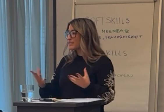 Helen - Moderatorin TV · Sport · Event · Firmen- & Weihnachtsanlässe · Kongresse · Award-Shows · Podiumsdiskussionen & Produktpräsentationen · Online & Social Media · Talkshows · Interviews · Egal, ob bei einem Sport-Event, bei dem die Zuschauer:innen angefeuert werden, einem Musik-Event, bei dem ich das Publikum in den Bann ziehe, einer Paneldiskussion oder einem Firmenanlass – Helen kann spontan auf die Situation reagieren, sich auf das Publikum einfühlen und die Themen auf Herzensebene transportieren. Auch bei sehr emotionalen Themen gelingt es Ihr, die Menschen direkt abzuholen, zu berühren und zu verbinden.