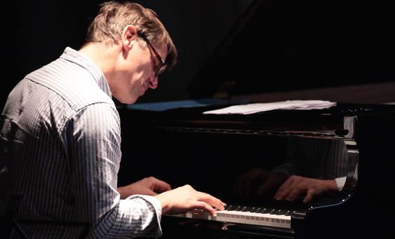 Als Solo-Pianist begeistert Stewy von Wattenwyl das anspruchsvolle Publikum mit einem Sound