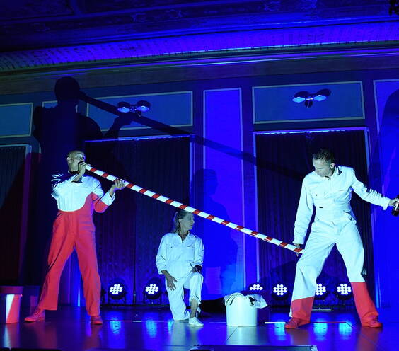 Das hat die Welt noch nicht gesehen das LED Hoverboard Duo,  vereint Theater, Multimedia und Artistik zu einem einzigartigen Bühnenspektakel. Eine raffinierte artistische Show. Die Show überlistet die Sinne, das Auge lernt anders zu sehen und der Verstand neu zu denken. Die verblüffenden Kunststücke begeistern mit höchster Präzision und augenzwinkernden Einfällen.Alle Highlights des Duos von Akrobatik, Hoverboard, Fass und Einrad in einer humoristischen Show von ca. 30 Minuten. Mit dieser Show wurde das Duo am grössten Comedyfestival der Welt in Montreal, Kanada engagiert und gewann in Japan am Daidogai-Festival Shizuoka den Publikumspreis.Das Programm kann auch auf Französisch, Italienisch und Englisch gespielt werden.Das Duo auf eine langjährige erfolgreiche künstlerische Laufbahn: Zahlreiche Auszeichnungen, sieben gemeinsame Jahre und über 700 Auftritte mit ihrer Show “Stage TV” im In- und Ausland zeugen von ihrem Renommee.Auftrittslängen: Gala - 10 Minuten, Gala - 20 Minuten mit Akrobatik, Gala - 20 Minuten mit Vertikaltuch, Festivalversion - 60 Minuten, Abendfüllendes Programm - 90 Minuten