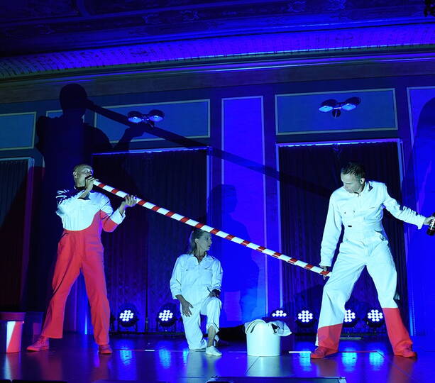 Das hat die Welt noch nicht gesehen das LED Hoverboard Duo,  vereint Theater, Multimedia und Artistik zu einem einzigartigen Bühnenspektakel. Eine raffinierte artistische Show. Die Show überlistet die Sinne, das Auge lernt anders zu sehen und der Verstand neu zu denken. Die verblüffenden Kunststücke begeistern mit höchster Präzision und augenzwinkernden Einfällen.Alle Highlights des Duos von Akrobatik, Hoverboard, Fass und Einrad in einer humoristischen Show von ca. 30 Minuten. Mit dieser Show wurde das Duo am grössten Comedyfestival der Welt in Montreal, Kanada engagiert und gewann in Japan am Daidogai-Festival Shizuoka den Publikumspreis.Das Programm kann auch auf Französisch, Italienisch und Englisch gespielt werden.Das Duo auf eine langjährige erfolgreiche künstlerische Laufbahn: Zahlreiche Auszeichnungen, sieben gemeinsame Jahre und über 700 Auftritte mit ihrer Show “Stage TV” im In- und Ausland zeugen von ihrem Renommee.Auftrittslängen: Gala - 10 Minuten, Gala - 20 Minuten mit Akrobatik, Gala - 20 Minuten mit Vertikaltuch, Festivalversion - 60 Minuten, Abendfüllendes Programm - 90 Minuten