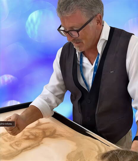 PROGRAMM SANDMALEN Sandmalen ist eine Kunstform, bei der mit Hilfe von Sand auf einer von unten beleuchteten Glasplatte Bilder erzeugt werden. Dies geschieht im Rahmen einer Performance, bei der das Publikum das Entstehen der Bilder direkt auf Leinwand oder Screen mitverfolgen kann. Die Bilder können in wenigen Minuten entstehen, wieder verwischt und neu geschaffen werden.Da Rudin die Musik zu seinen „Sandphonien“ selber komponiert, erreicht er eine absolute Übereinstimmung zwischen Bild und Ton.