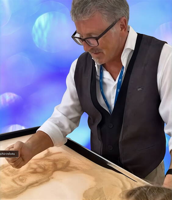 PROGRAMM SANDMALEN Sandmalen ist eine Kunstform, bei der mit Hilfe von Sand auf einer von unten beleuchteten Glasplatte Bilder erzeugt werden. Dies geschieht im Rahmen einer Performance, bei der das Publikum das Entstehen der Bilder direkt auf Leinwand oder Screen mitverfolgen kann. Die Bilder können in wenigen Minuten entstehen, wieder verwischt und neu geschaffen werden.Da Rudin die Musik zu seinen „Sandphonien“ selber komponiert, erreicht er eine absolute Übereinstimmung zwischen Bild und Ton.