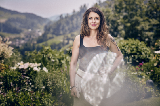 Event Illustration schafft eine besondere Form der Begegnung: Sophie zeichnet  Ihre Gäste live, direkt vor Ort, aufmerksam und mit feinem Blick für Persönlichkeit. Jede Zeichnung entsteht in wenigen Minuten und wird zu einem Moment des Gesehenwerdens – ein stilles Highlight, das berührt und verbindet.Die Live Illustration bringt eine Atmosphäre der Eleganz und Ruhe in Ihren Anlass. 