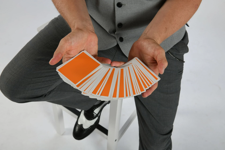 Tischzauberei:Haben Ihre Gäste beim Apéro genug Smalltalk oder droht Langeweile? Meine magischen Amuse-Bouche aus der Zauberküche bieten sofortigen Entertainment-Kick.Kurz und knackig: Mit Lust auf mehr zeige ich verschiedene Kunststücke direkt an den Tischen, zum Anfassen und Mitmachen. Zauberkunst zum Greifen: Interaktive Effekte, die sofortiges Staunen erzeugen. Ablauf: Nach 5–10 Minuten wechsle ich zur nächsten Gruppe, damit alle Gäste involviert sind. Ergebnis: Spannender Gesprächsstoff während des Essens und eine fließende, unterhaltsame Stimmung am Tisch.