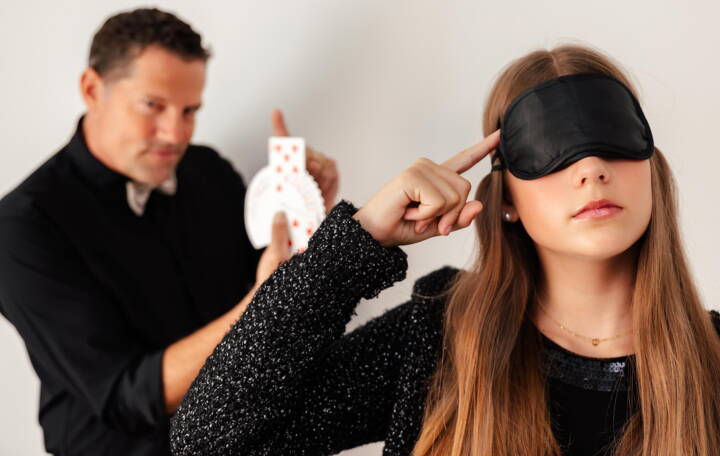 Zauberei im Doppelpack Ein Zauberer ist für Sie zu wenig?Kein Problem! Céline ist eine Meisterin der Mentalmagie und Telepathie. Ihre Philosophie zur Zauberei: Dass Dinge unmöglich erscheinen ist noch lange kein Grund, sie nicht zu tun! Erleben Sie die aussergewöhnlichen mentalen Fähigkeiten der jungen Frau. Dabei wird gänzlich auf Kameratricks, Elektronik und doppelten Boden verzichtet. 