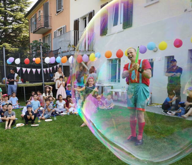 Dann ist Gili genau der Richtige. Mit über 20 Jahren Bühnenerfahrung, einem alten Zirkus-Arbeitskasten und einer Vorliebe für das Unerwartete, verwandelt Gili jeden Ort in eine kleine, leuchtende Zirkuswelt.