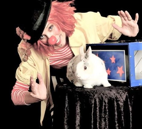 Clown Fabiüs lässt in ihrem Kinderzauber-Programm Tauben und einen Hasen erscheinen und als Stelzenriese überblickt sie das Geschehen