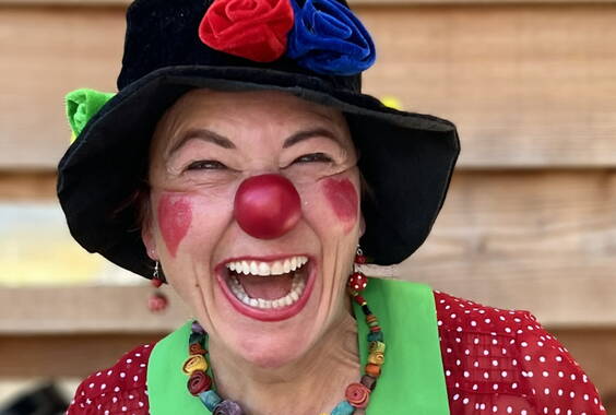 Mit der Zaubermitmachshow von Clownin Gigeli,  ist das (Geburtstags-) Kind im Mittelpunkt und darf selber zaubern. Die Zaubershow ist sehr interaktiv und lustig. Zusätzlich schenkt Clownin Gigeli jedem Kind noch eine tolle Ballonfigur. Bei schönem Wetter macht Sie mit den Kindern zusammen eine Riesenseifenblase. Das ist ein Spass für Gross und Klein. Das Kinderprogram kann nach ihren Bedürfnissen und Wünschen angepasst werden. Die Clownin macht aus jedem Kindergeburtstag, Firmenanlass, Jubiläum oder Hochzeit zu einem unvergesslichen, zauberhaften Erlebnis für alle Kinder. Aareagentur mailt Ihnen gerne auf Anfrage eine unverbindliche Offerte.