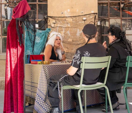 Show - Tarot ist Unterhaltung pur und hat nichts mit Okkultismus zu tun. Irina hat zwar eine Tarot Ausbildung gemacht und ist zusätzlich Dipl. Mental Trainer und Hypnose Therapeutin, jedoch möchten wir hier Ausdrücklich betonen das es sich bei den Voraussagen eher um gute Menschenkenntnis der Künstlerin sind als Hellseherische Fähigkeiten. Aber Sie trifft oft ins Schwarze mit ihren Aussagenund das ist ja das Wichtigste! 