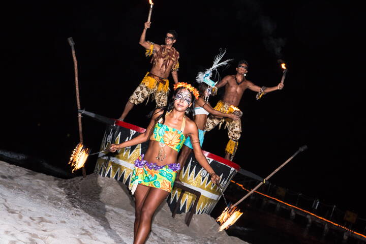 Azteca Dance Der aztekische Tanz ist ein traditioneller Tanz der aztekischen Kultur, der aus prähispanischer Zeit stammt. In ihm wird den Elementen Natur, Feuer, Wasser, Luft und Erde Tribut gezollt. Er war eine Form der Gabe, die es ermöglichte mit den Gottheiten in Kontakt zu treten, die sich in der Natur manifestierten. Im vorspanischen Mexiko war der Tanz ein wesentlicher Bestandteil des Ritualsystems durch den eine direkte Beziehung zwischen Mensch-Gesellschaft-Gott und Natur erfahren wurde.Der aztekische Tanz hatte einen kosmischen Sinn. Er repräsentierte nicht nur die Bewegung des Universums, sondern es wurde auch angenommen, dass das Universum durch Tanzen in Bewegung bleibt. Ausserdem, war er ein zentraler Bestandteil der "magischen" Rituale, da er für die Azteken ein Mittel war,  die Gunst der Götter zu erlangen.Die Azteca Dance Fusion Feuershow wird von aufsehenerregenden Feuerfächern begleitet.