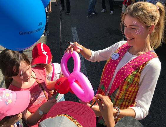 Geburtstage sind für Kinder ein unvergessliches Ereignis, welches auch später in Erinnerung bleiben wird. 
Es ist mir deshalb eine grosse Freude, ihr Kind an diesem ganz speziellen Tag mit meinem bunten Ideen verzaubern zu dürfen.

Das Programm kann nach ihren Bedürfnissen und Wünschen angepasst werden. 
Lehnen Sie sich entspannt zurück und schauen sie zu:

-Zaubern, Tanzen, Spielen, kleine Schatzsuche, Basteln, Kinderschminken, Glittertattoos und Ballonformen sind Teil des Standartprogramms und können je nach Motto auch variiert werden.