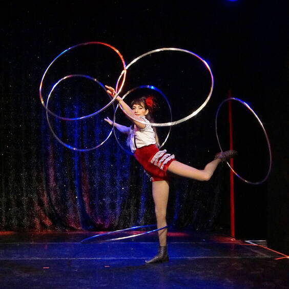 Hula-Hoop-Show» die Frau mit den Reifen Die akrobatische Show eignet sich für jeden Anlass und kann auf praktisch jeder Bühne stattfinden. Hochstehende Artistik mit über 20 Hula Hoops. Dauer ca. 6 Minuten.                          