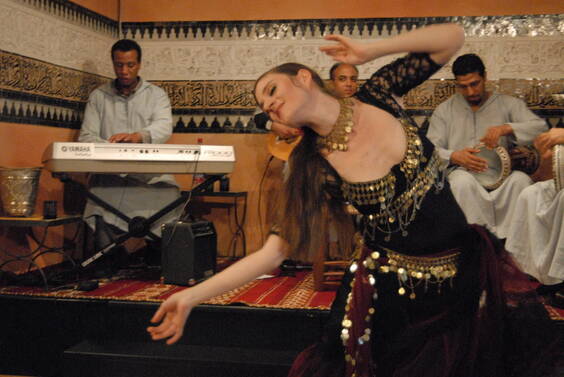 Orientalischer Tanz Inspiriert durch ihre Begeisterung für fremdländische Kulturen und Mentalitäten, ist Nadia seit 2003 dem Zauber des Orientalischen Tanzes verfallen. Sie tritt auf diversen Theater- und Festivalbühnen, Firmenanlässen, Hochzeiten, Geburtstagsfeiern, Frauenpolterabenden sowie in verschiedenen Restaurants auf. Der Orientalische Tanz ist ihre tiefste Passion mit all seinen Facetten und seiner Vielfältigkeit. Nadia liebt es zu dieser Musik ihre Seele sprechen zu lassen und die Zuschauer in die Welt von 1001 Nacht zu entführen. "Tanz ist gelebte Musik" und dieses Gefühl ist etwas unbeschreiblich Grossartiges und bereichert ihr Leben jeden einzelnen Tag. 