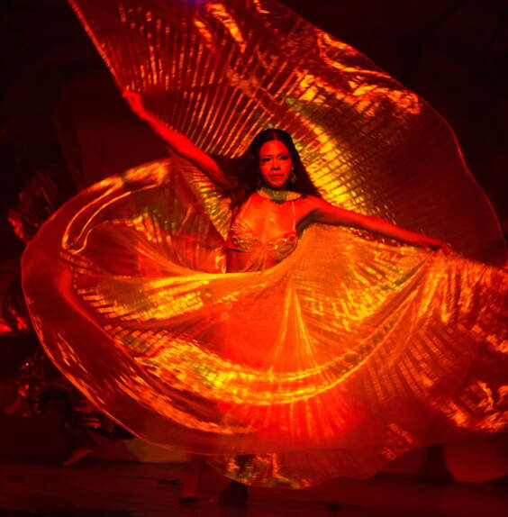 Azteca Dance Der aztekische Tanz ist ein traditioneller Tanz der aztekischen Kultur, der aus prähispanischer Zeit stammt. In ihm wird den Elementen Natur, Feuer, Wasser, Luft und Erde Tribut gezollt. Er war eine Form der Gabe, die es ermöglichte mit den Gottheiten in Kontakt zu treten, die sich in der Natur manifestierten. Im vorspanischen Mexiko war der Tanz ein wesentlicher Bestandteil des Ritualsystems durch den eine direkte Beziehung zwischen Mensch-Gesellschaft-Gott und Natur erfahren wurde.Der aztekische Tanz hatte einen kosmischen Sinn. Er repräsentierte nicht nur die Bewegung des Universums, sondern es wurde auch angenommen, dass das Universum durch Tanzen in Bewegung bleibt. Ausserdem, war er ein zentraler Bestandteil der "magischen" Rituale, da er für die Azteken ein Mittel war,  die Gunst der Götter zu erlangen.Die Azteca Dance Fusion Feuershow wird von aufsehenerregenden Feuerfächern begleitet.