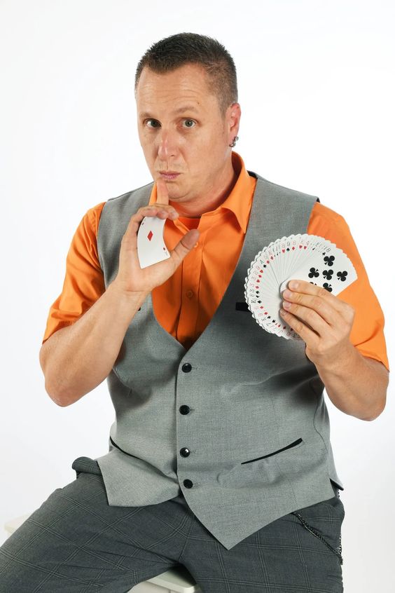 Was bietet er an: Interaktive Close-Up- und Bühnenzauberei, Sinnestäuschungen, mentale Tricks, individuell zugeschnittene Magie-Pakete für Events, Dinner-Shows, Firmenfeiern, Hochzeiten und Privatfeiern.