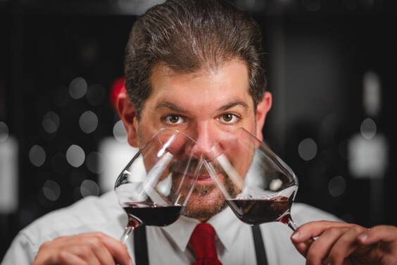 In einem epischen Finale stellt sich der selbsternannte Hohepriester des Alkohols schliesslich seinem Todfeind: Dem Zapfenwein.