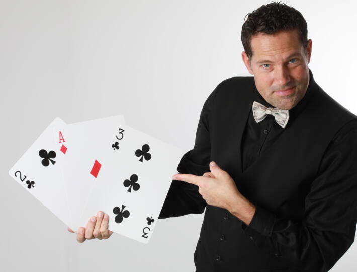 Daniel - Zauberei und ComedyÜberraschen Sie Ihre Gäste beim nächsten Familienfest oder der Firmenfeier mit etwas Magie: Daniel  liefert eine sympathische und amüsante Zaubershow für jeden Anlass. Charmant und wortgewandt, schlagfertig und voller Witz zieht der Zauberer das Publikum in seinen Bann und verbindet moderne Magie mit Comedy. Auf Zylinder und Kaninchen hingegen verzichtet er - Daniel zaubert vegan! Er hat über 20 Jahre Erfahrung darin, das Publikum zu verzaubern: Der erfahrene Magier Daniel Jaag begeistert Kinder ebenso wie Erwachsene. Richtig zauberhaft wird es, wenn ihn seine Tochter Céline auf der Bühne unterstützt.