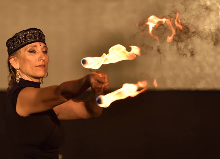 Atemberaubende & tänzerische Feuershows – Fabienne entfacht MagieLassen Sie den Funken überspringen mit einer feurigen Einlage von Fabienne. Wer die Wärme einer Feuershow gespürt und die Funken hat fliegen sehen, versteht sofort, warum ihre Darbietungen das Publikum in den Bann ziehen. Fabiennes Feuershows sind als Solo‑Performance oder mit mehreren Artisten buchbar.Die Kunst des Feuers – kraftvoll, tänzerisch, faszinierendEine Feuershow von Fabienne vereint Elemente aus Jonglage, Schwing‑ und Wurftechniken sowie einer Vielzahl von Feuerrequisiten: Fackeln, Stäbe, Poi, Fächer, Feuerseile, Springseile, pyrotechnische Effekte.Spezialeffekte sorgen für Spannung, artistische Einlagen für Staunen. Mit passender Musik untermalt und tänzerisch präzise präsentiert, wird das Element Feuer zu einem imposanten Gesamterlebnis. Eine Feuershow eignet sich ideal als Höhepunkt oder atmosphärische Zwischeneinlage für jeden Anlass.Orientalischer Tanz & Schlangentanz – Exotik & EleganzDie Feuershow lässt sich ideal mit Fabiennes Orientalischem Tanz und ihrem Schlangentanz kombinieren. Als ausgebildete Schlangentänzerin entführt sie das Publikum mit orientalisch‑exotischem Charme in die Zauberwelt aus 1001 Nacht.