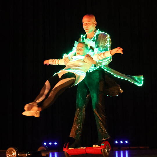 Alle Highlights des Duos von Akrobatik, Hoverboard, Fass und Einrad in einer humoristischen Show von ca. 30 Minuten. Mit dieser Show wurde das Duo am grössten Comedyfestival der Welt in Montreal, Kanada engagiert und gewann in Japan am Daidogai-Festival Shizuoka den Publikumspreis.