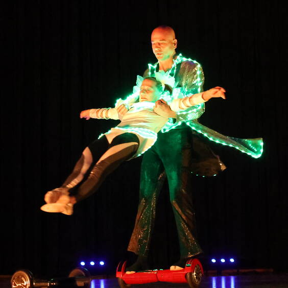 Alle Highlights des Duos von Akrobatik, Hoverboard, Fass und Einrad in einer humoristischen Show von ca. 30 Minuten. Mit dieser Show wurde das Duo am grössten Comedyfestival der Welt in Montreal, Kanada engagiert und gewann in Japan am Daidogai-Festival Shizuoka den Publikumspreis.