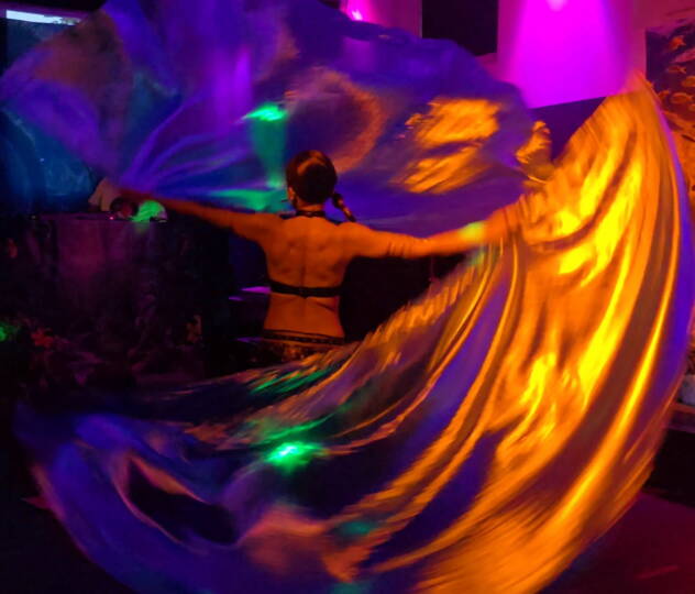 Azteca Dance Der aztekische Tanz ist ein traditioneller Tanz der aztekischen Kultur, der aus prähispanischer Zeit stammt. In ihm wird den Elementen Natur, Feuer, Wasser, Luft und Erde Tribut gezollt. Er war eine Form der Gabe, die es ermöglichte mit den Gottheiten in Kontakt zu treten, die sich in der Natur manifestierten. Im vorspanischen Mexiko war der Tanz ein wesentlicher Bestandteil des Ritualsystems durch den eine direkte Beziehung zwischen Mensch-Gesellschaft-Gott und Natur erfahren wurde.Der aztekische Tanz hatte einen kosmischen Sinn. Er repräsentierte nicht nur die Bewegung des Universums, sondern es wurde auch angenommen, dass das Universum durch Tanzen in Bewegung bleibt. Ausserdem, war er ein zentraler Bestandteil der "magischen" Rituale, da er für die Azteken ein Mittel war,  die Gunst der Götter zu erlangen.Die Azteca Dance Fusion Feuershow wird von aufsehenerregenden Feuerfächern begleitet.