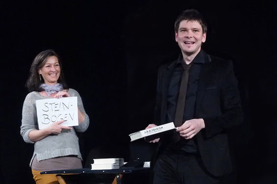 Der Magier zirkuliert und unterhaltet einzelne Gäste