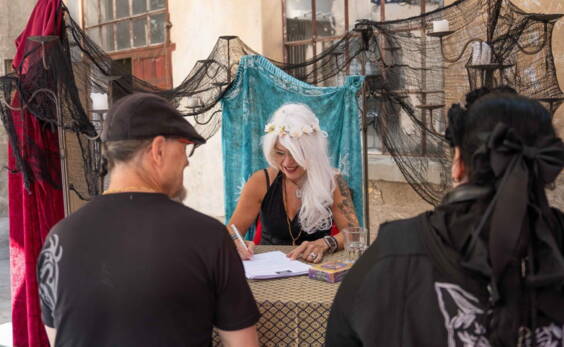 Tarot Legerin - Hellseherin - Show Tarot Motto Anlass - Themenanlass - Artisten TeamWir können bis zu 10 Künstler von unserem eingespielten Aareagentur - Ensemble für Ihren Mottoanlass, Themenanlass zur Verfügung stellen: Vorteil unser Team arbeitet sehr effizient und sehr eingespielt. Wir bieten: Akrobatik, Clownerie, Ballonfiguren, Musikalische Unterhaltung, Stelzen-Acts, Schlangentanz, Handstand-Equilibritik, Partner-Akrobatik, Hand auf Hand, Comedy, Animationen, Walking-Acts, Spieldosen-Puppe, Jonglage, Feuershows, Unterhaltung, Hellseherin, Hula-Hoop, ect.