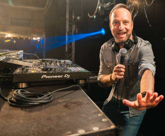 Über ihn – DJ Maik - Professionell, spontan, treffsicherDJ Maik ist seit über 25 Jahren als Event DJ, Moderator und Entertainer in der ganzen Schweiz im Einsatz. Seine Karriere startete er bei Energy Zürich und war über viele Jahre bei bekannten Radiostationen der Zentralschweiz on air – darunter Radio Sunshine, Radio Pilatus und Energy Luzern. Diese Erfahrung prägt seinen professionellen Stil und sein sicheres Gespür für Timing, Publikum und Atmosphäre. Mit seiner markanten Stimme, seinem Charme und seinem souveränen Auftreten ist er der ideale Gastgeber für Gala‑Events, Firmenfeiern, Hochzeiten, Festivals und private Partys. 