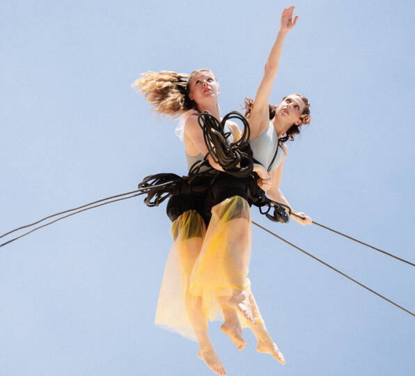 Angaben zu den Vertical Dance Angeboten von Rebekka GatherVertical Dance ist eine Disziplin bei der die Tänzerinnen im Klettergurt an verschiedenen Wänden, Gebäuden, hohen Innenräumen, Bäumen oder Felsen tanzen. 