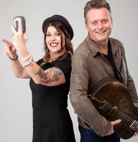 Mit MR. & MRS. BABY, Engagieren Sie eine Party - Coverband aus der Schweiz.

Unser Musikstil: Wir spielen das Beste aus den 50iger, 60iger & 70iger Jahre. Die Berufsmusiker sorgen mit einem riesigem Repertoire an Ihrer Hochzeit, Firmenanlass, Geburtstagsfest, Rock 'n Roll Party, Konzert oder wo es auch immer etwas zu Feiern gibt, für Top Stimmung und Unterhaltung Pur. Wir verfügen über drei verschiedene Grössen von PA - Anlagen um Ihren Anlass Optimal zu Beschallen. Sie müssen sich also nicht mehr darum kümmern und haben keine Zusatzkosten für die Technik. 