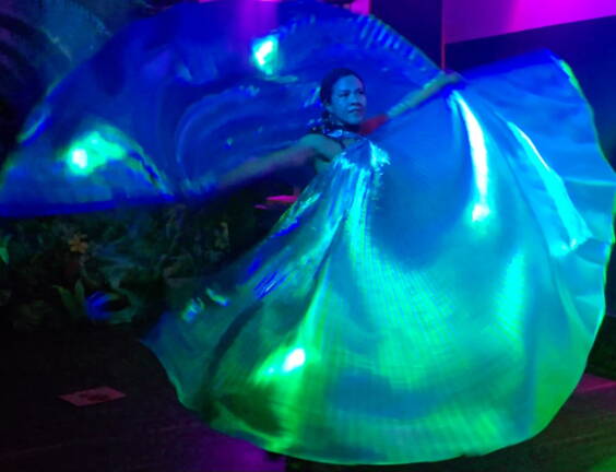 Azteca Dance Der aztekische Tanz ist ein traditioneller Tanz der aztekischen Kultur, der aus prähispanischer Zeit stammt. In ihm wird den Elementen Natur, Feuer, Wasser, Luft und Erde Tribut gezollt. Er war eine Form der Gabe, die es ermöglichte mit den Gottheiten in Kontakt zu treten, die sich in der Natur manifestierten. Im vorspanischen Mexiko war der Tanz ein wesentlicher Bestandteil des Ritualsystems durch den eine direkte Beziehung zwischen Mensch-Gesellschaft-Gott und Natur erfahren wurde.Der aztekische Tanz hatte einen kosmischen Sinn. Er repräsentierte nicht nur die Bewegung des Universums, sondern es wurde auch angenommen, dass das Universum durch Tanzen in Bewegung bleibt. Ausserdem, war er ein zentraler Bestandteil der "magischen" Rituale, da er für die Azteken ein Mittel war,  die Gunst der Götter zu erlangen.Die Azteca Dance Fusion Feuershow wird von aufsehenerregenden Feuerfächern begleitet.