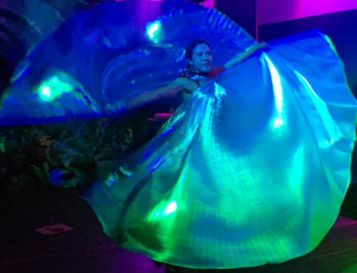 Azteca Dance Der aztekische Tanz ist ein traditioneller Tanz der aztekischen Kultur, der aus prähispanischer Zeit stammt. In ihm wird den Elementen Natur, Feuer, Wasser, Luft und Erde Tribut gezollt. Er war eine Form der Gabe, die es ermöglichte mit den Gottheiten in Kontakt zu treten, die sich in der Natur manifestierten. Im vorspanischen Mexiko war der Tanz ein wesentlicher Bestandteil des Ritualsystems durch den eine direkte Beziehung zwischen Mensch-Gesellschaft-Gott und Natur erfahren wurde.Der aztekische Tanz hatte einen kosmischen Sinn. Er repräsentierte nicht nur die Bewegung des Universums, sondern es wurde auch angenommen, dass das Universum durch Tanzen in Bewegung bleibt. Ausserdem, war er ein zentraler Bestandteil der "magischen" Rituale, da er für die Azteken ein Mittel war,  die Gunst der Götter zu erlangen.Die Azteca Dance Fusion Feuershow wird von aufsehenerregenden Feuerfächern begleitet.