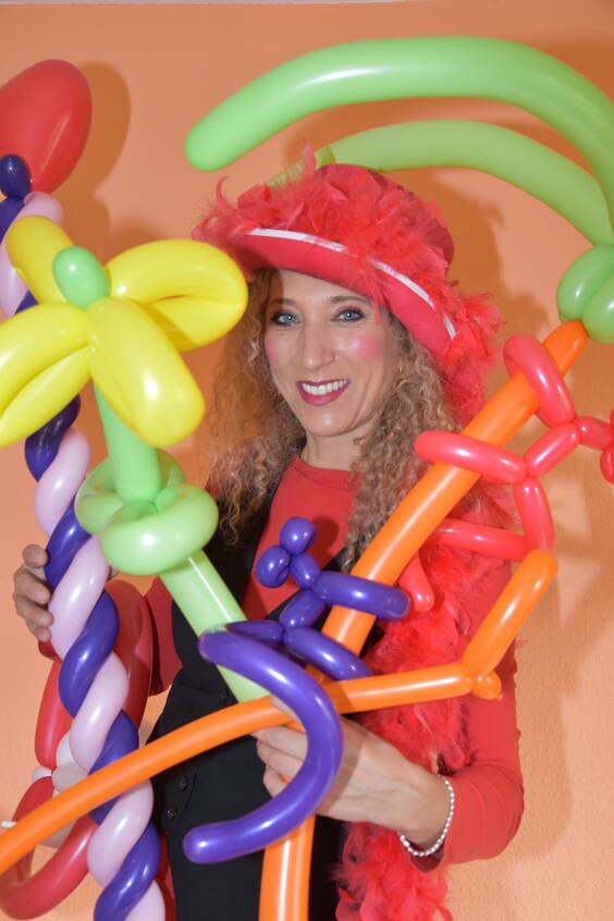 Alles in einer Künstlerin:  Stelzen, Situationskomik, Magic Comedy, Clownerie, Gaukler, Pick-Pocketing, Living-Doll, Jonglage, Akrobatik, Feuershow, Varietäten Show, musikalische Showeinlagen, Wahrsagen, Kartenlegen, Ballonfiguren, Puppentheater, Kinderschminken, Temptoos. Fabienne deckt verschiedene Bereiche ab und kann am Anlass flexibel und effizient eingesetzt werden. 