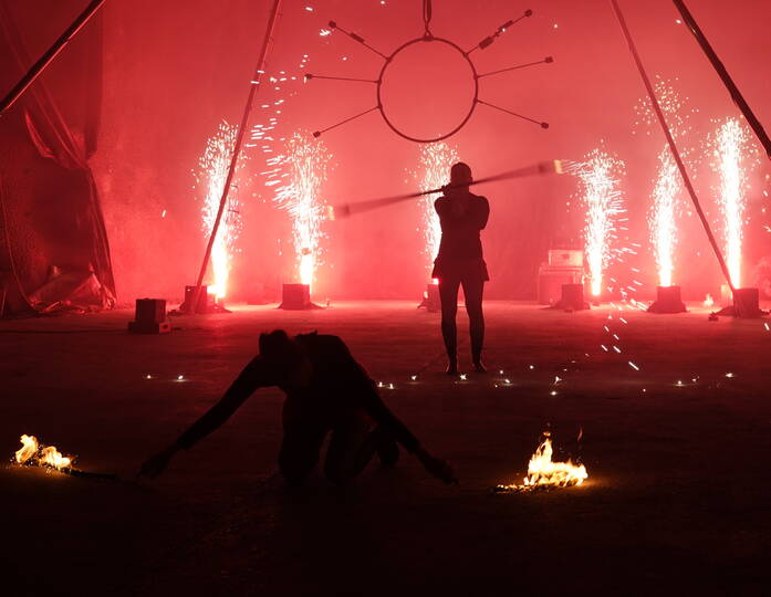 Feuershow mit Akrobatik und Pyroeffekte. Die Feuerkünstler offenbaren dem Publikum ihre ganz eigene Feuerwelt - mit brennenden Objekten, Pyrotechnik, luftiger Akrobatik und einer fantastischen Symbiose aus Feuer und Tanz! Es ist egal, welchen Event Sie planen, die Feuershow macht Ihre Veranstaltungen zum feurigen Ereignis ! Dauer ca. 5-20 Minuten.           