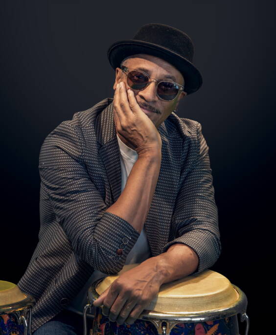 Als Perkussionist und Schlagzeuger bereist Emanuel «Mänu» die musikalischen Galaxien von World, Jazz, Funk, Blues, Afro und Latin. Mit seiner unerschöpflichen Energie und Leidenschaft für Rhythmen verbindet er Menschen und Kulturen auf der ganzen Welt. Mit seinen Engagements in verschiedenen Bands wie «Jam in the Pan» und Zebrano hat Mänu seine musikalischen Fähigkeiten ständig weiterentwickelt und seine einzigartige Sound-DNA geprägt.

Für ihn ist Musik mehr als nur ein Hobby – es ist eine emotionale Reise, ein Ausdruck von Freude und eine universelle Sprache, die Menschen aller Kulturen verbindet. Lass dich von Mänu’s rhythmischen Abenteuern entführen und tauche ein in die vielfältige Welt der Musik!
