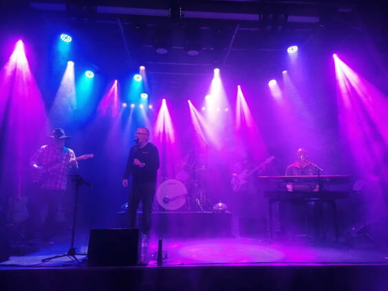 Die Band Supersonic, die Coverband für Blues, Rock und Funk, spielt Klassiker von A wie Aerosmithbis Z wie ZZ Top und zwar immer mit Ueberschall!Wer unsere Liebe für die schnellen Rhythmen und treibenden Sounds der 60er bis 90er teilt und dazu auch noch eine energiegeladene Show erleben möchte, kommt bei Supersonic garantiert auf seine Kosten. Die Show begeistert durch Präzision, Virtuosität und der Interaktion mit dem Publikum. Groove der in die Beine geht und die Songs zum Schwingen bringt!Ehrliches Handwerk, eine unverbrauchte Spielfreude und eine riesige Portion Herzblut fliessen in den knackig, präzisen Sound von Supersonic. Supersonic ist die ideale Wahl für jeden Event!Unser Repertoire von 120 min. kann in max. 3 Sets an einem Abend aufgeteilt werden. Je nach Anlass und Wunsch des Kunden.
